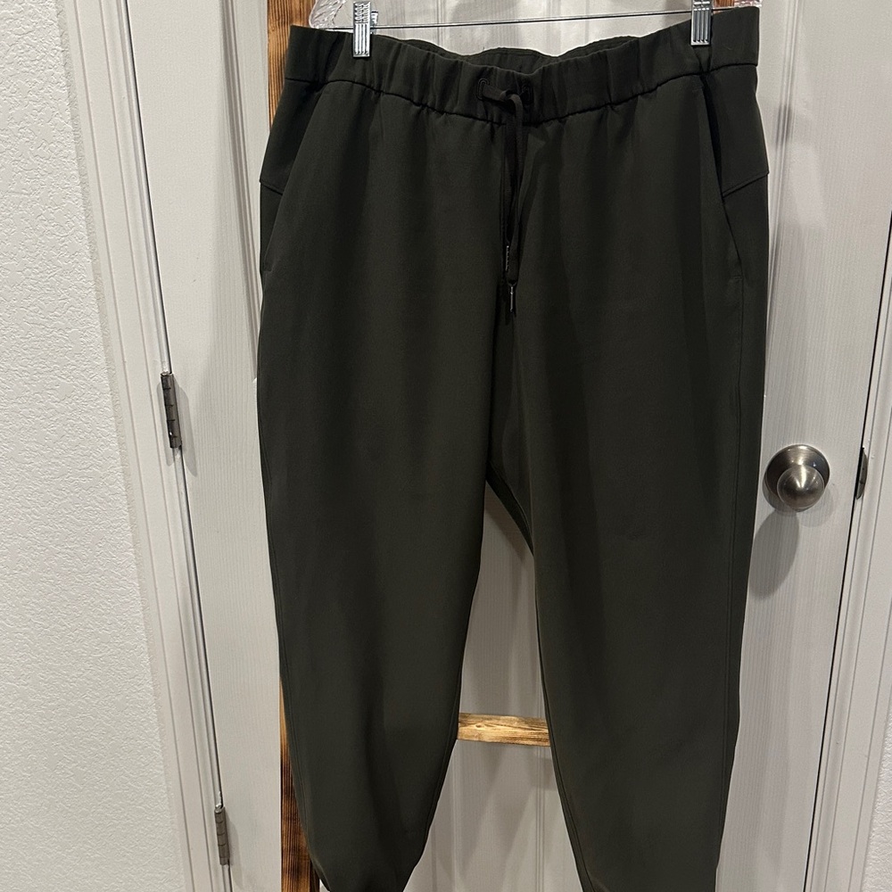 Lululemon women’s olive green Jogger Pants